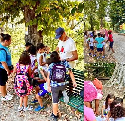 Bambini durante la caccia al tesoro tra gli alberi del parco